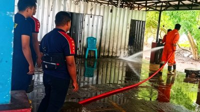 Lumpur Setinggi Lutut Sempat Lumpuhkan Aktivitas, Damkar–Satpol PP Gerak Cepat Pulihkan Pasar TPI Lewoleba