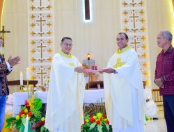 Rd. Blasius Kleden Resmi Serahkan Tongkat Estafet Kepemimpinan Paroki Sta. Maria Banneux Lewoleba kepada Rd. Blasius Keban