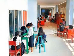 Demi Ikuti Seminar Latsar, Peserta CPNS Datang ke Disporabud Cari Sinyal