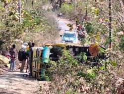 TRAGEDI TANJAKAN OLEPUE: Dump Truck Bermuatan Pasir dan 15 Penumpang Terbalik, 5 Orang Tewas